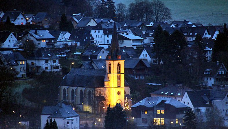 Bild der angestrahlten Pfarrkirche